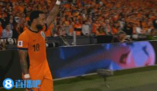  荷兰领先！邓弗里斯飞身跃起头球破门，德佩助攻