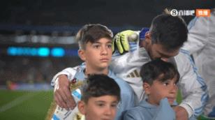  情绪万千！奏国歌时梅西低头亲吻儿子