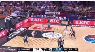  喂嘴里都能吐了？东契奇夹击中送超绝搂传满场惊呼 队友打腿出界