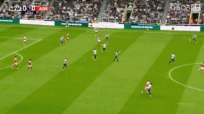  约克雷斯造点被取消！VAR对话实录：波普先碰到球，才碰约克雷斯