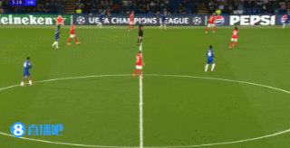  11人完赛就这么难！佩德罗危险动作染黄，登场30分钟被罚下！