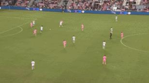  运气不佳！梅西禁区内低射中柱，随后阿连德禁区外抽射击中横梁